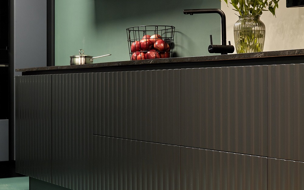 Графитовая кухня для ТВ-проекта «Дачный Ответ»