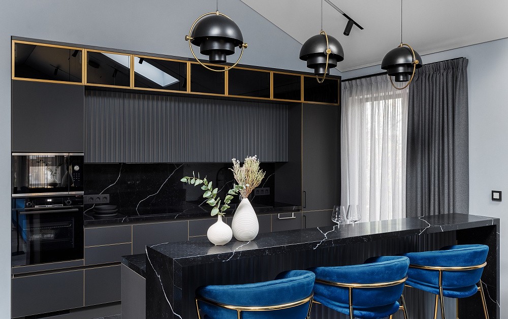 Брутальная чёрная кухня с золотыми деталями